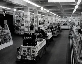 Innenansicht eines Woolworths-Geschäfts, 1956